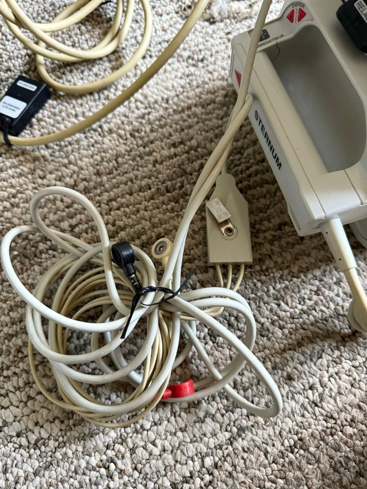 Zoll M-Series w Paddles, MF cables, ECG Leads ,200 Joules NoBattery - Image 4