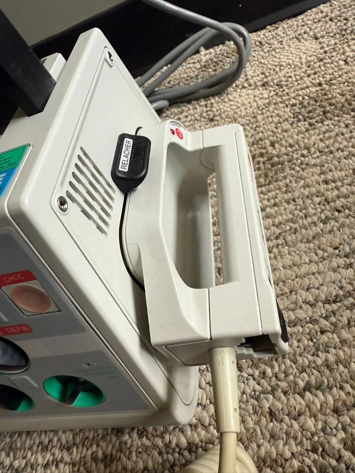 Zoll M-Series w Paddles, MF cables, ECG Leads ,200 Joules NoBattery - Image 7